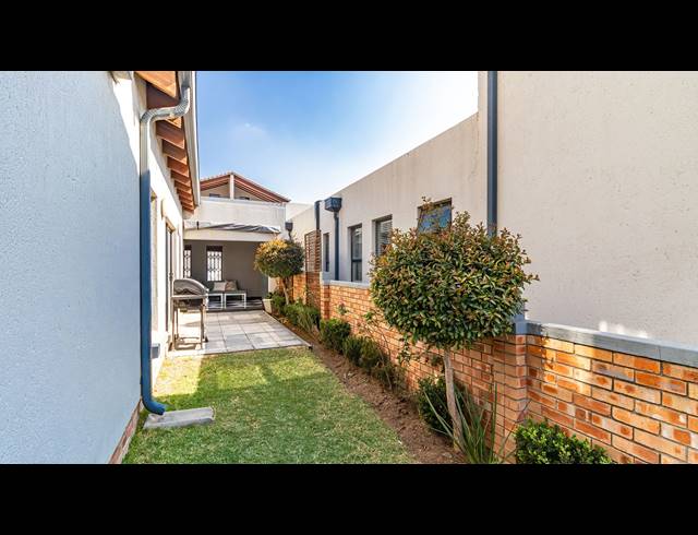 3 BEDROOM TOWNHOUSE FOR SALE IN SUMMERSET
